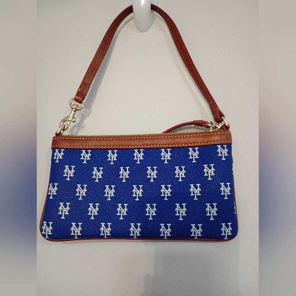 Dooney & Bourke and NY Mets, NWOT, Wristlet, Zipper Closure, Color Blue and Tan - Picture 4 of 10
